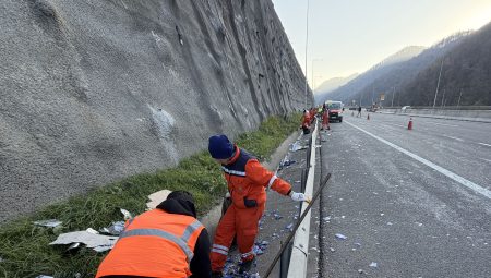 Anadolu Otoyolu’ndaki kazada gazlı içecek taşıyan TIR bariyerle çarptı