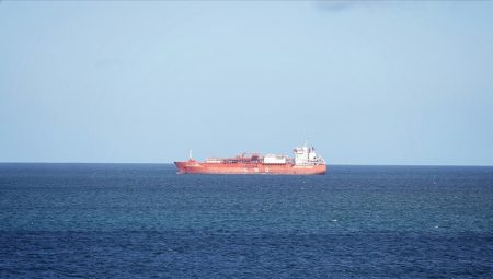 İran, kaçak akaryakıt taşıyan 3 tekneye el koyuldu