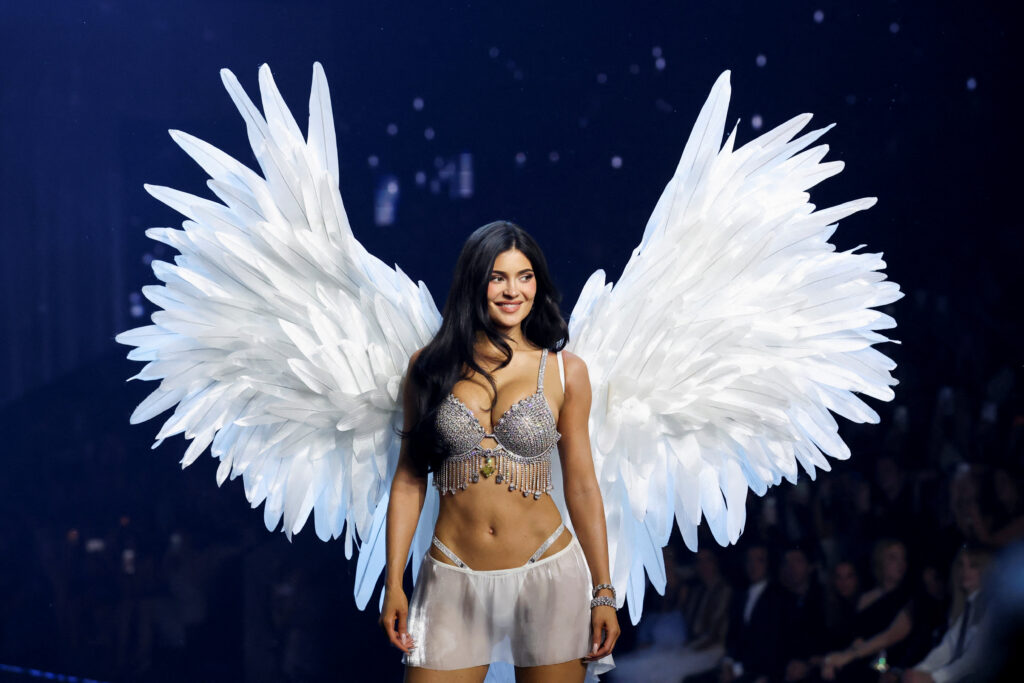 Kylie Jenner ilk kez podyumda. 50 milyon dolarlık rekor